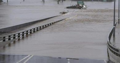 Here is the rewritten text in Turkish: Başlık: Avustralya'yı Tropikal