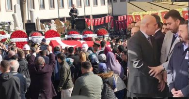 Başlık: İYİ Parti'li Vekil Turhan Çömez'in Şehit Cenazesinde Pişkin Hareketi