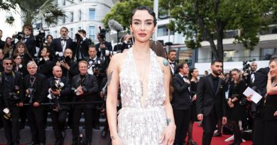 Here is a Turkish text that meets your requirements: Aşk