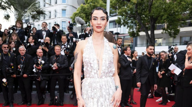 Here is a Turkish text that meets your requirements: Aşk