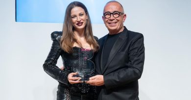 Serenay Sarıkaya'ya Bir Ödül Daha! Sosyal Medyada Tartışma Yaratan Deri