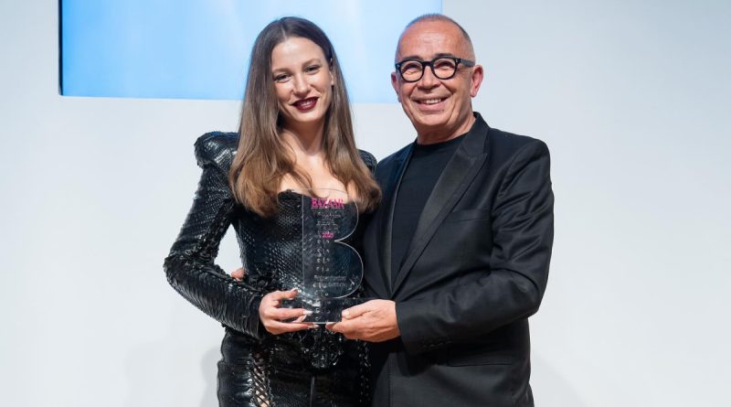 Serenay Sarıkaya'ya Bir Ödül Daha! Sosyal Medyada Tartışma Yaratan Deri