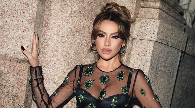 Hadise'nin Aile Saadeti: Kardeşi ve Annesiyle Poz Verdi Hadise'nin Sosyal