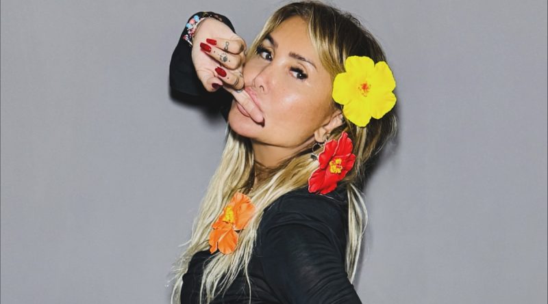 Yonca Evcimik'in Gençlik Sırrı: Çalışıp Üretiyorum 62 Yaşındaki Yonca Evcim