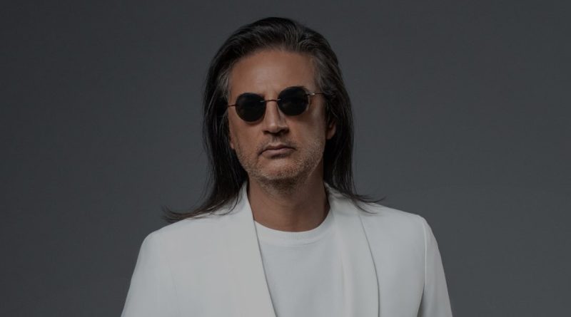 Here is the rewritten text in Turkish: Başlık: Şarkıcı Çelik