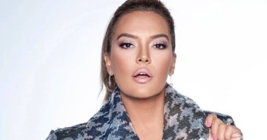 Here is the rewritten content in Turkish: Başlık: Demet Akalın: