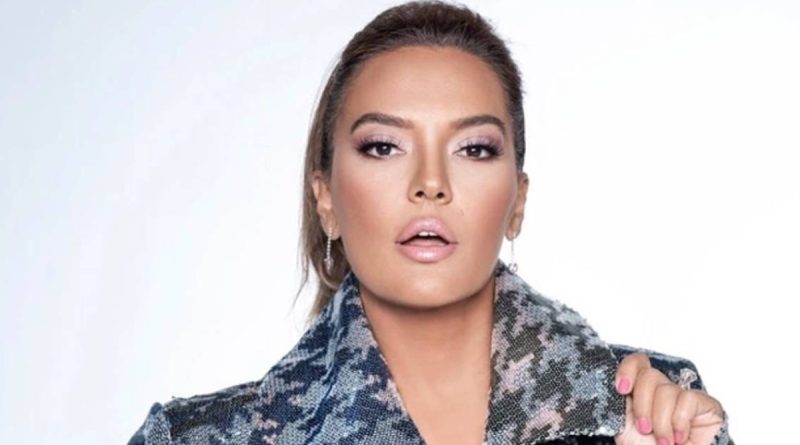 Here is the rewritten content in Turkish: Başlık: Demet Akalın: