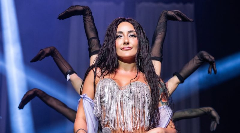 Here is the generated text in Turkish: Melek Mosso: Yeni