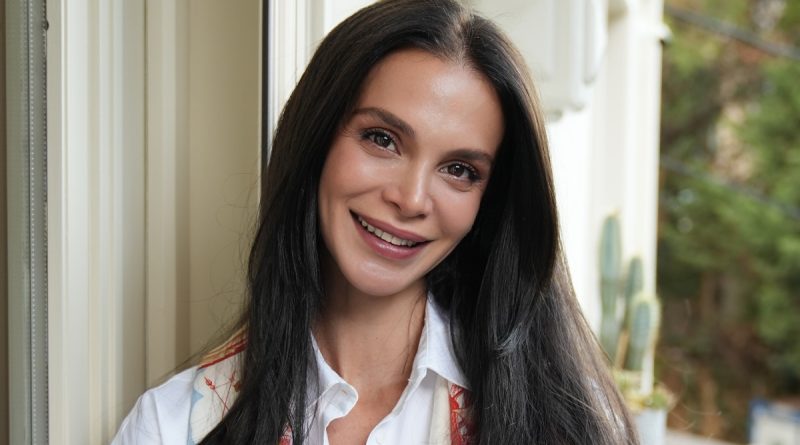 Here is the rewritten text in Turkish: Başlık: Cemre Kemer'in