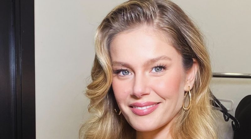 Here is the rewritten content in Turkish: Burcu Biricik, Kızı