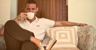 Başlık: Kerem Bürsin, Dubai'de Onur Ödülü Aldı İçerik: Kerem Bürsin</