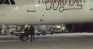 Almanya'da Uçağı Kaçıran İki Yolcu, Pisteye Fırladı Köln-Bonn Havalimanında Tehlikeli