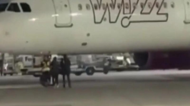 Almanya'da Uçağı Kaçıran İki Yolcu, Pisteye Fırladı Köln-Bonn Havalimanında Tehlikeli