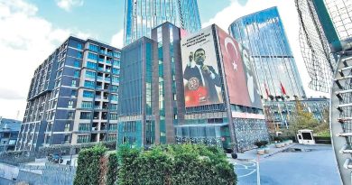 Başlık: CHP'li Başkan Yardımcısı, Parti İl Binası Alımında Dönen Dolapları