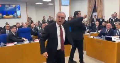 Here is the requested content in Turkish: Başlık: CHP'li Vekil