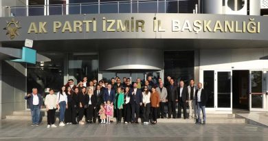 Başlık: AK Parti'ye Geçen CHP'li Üyelere Rozet Takdim Edildi AK