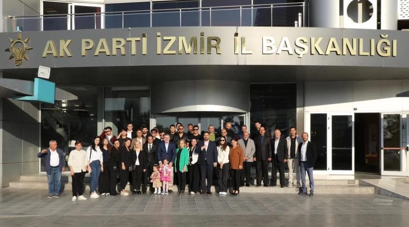 Başlık: AK Parti'ye Geçen CHP'li Üyelere Rozet Takdim Edildi AK