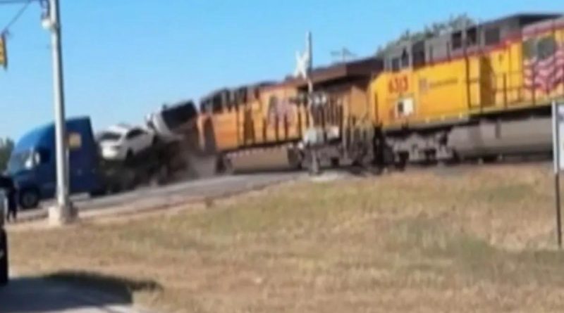 Tren Tırı Paramparça Edildi: Hemzemin Geçitte Kabus Texas'da Tren Kazası: