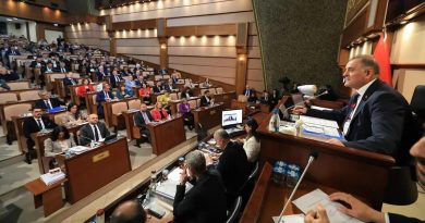 Başlık: İstanbul'un Büyüklüğünü Sorgulayan İBB Meclisi'ne Çıkış İBB Meclisi'ne Çıkış: