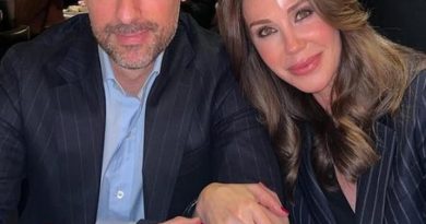 Here is the rewritten text in Turkish: Başlık: Demet Şener