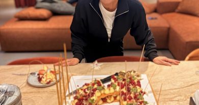 Demet Akbağ'ın oyun sonrası doğum gününü sürprizle kutladık