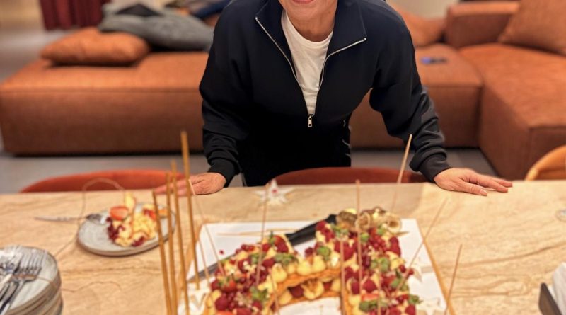 Demet Akbağ'ın oyun sonrası doğum gününü sürprizle kutladık