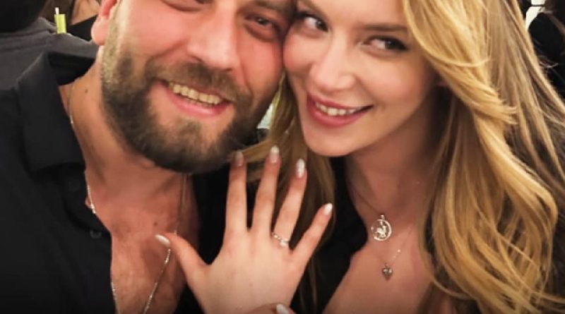 Hayal Köseoğlu, doğum gününde Nezir Çınarlı'yla evlenme teklifini kabul eder