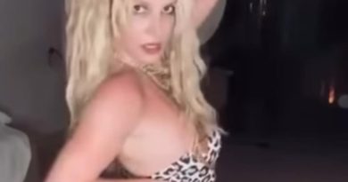 Here is the rewritten text in Turkish: Başlık: Britney Spears,