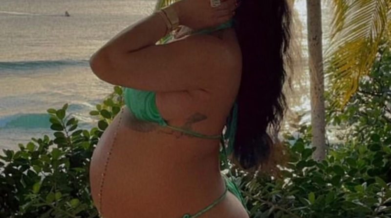 Here is the rewritten text in Turkish: Başlık: Rihanna, Üçüncü