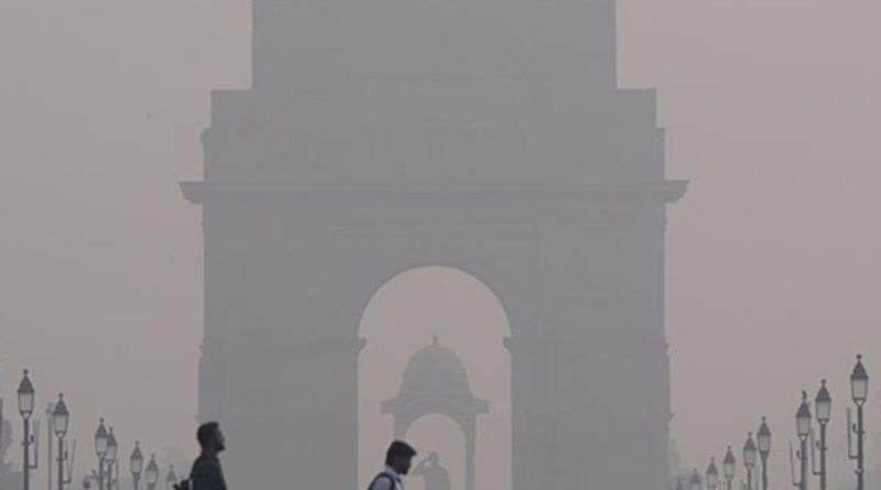 Here is the Turkish text: Başlık: Hava Kirliliği, Delhi'de Solunum