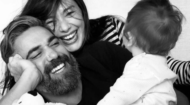 Başlık: Neslihan Atagül'ün Çekirdek Aile Pozu: Aziz'i Kucaklarına Alan Neslihan