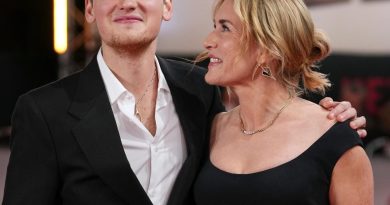 Here is the rewritten text in Turkish: Başlık: Kate Winslet,