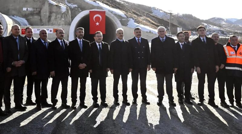 Here is the rewritten text in Turkish: Başlık: Dallıkavak Tüneli'ne