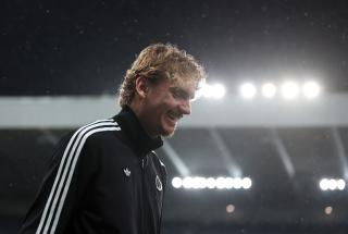 Rudi Völler Woltemade'i tebrik ediyor, el teması yaparak destek veriyor