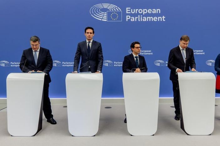 Esneklik geldi, benzinli motorlara veda ertelendi