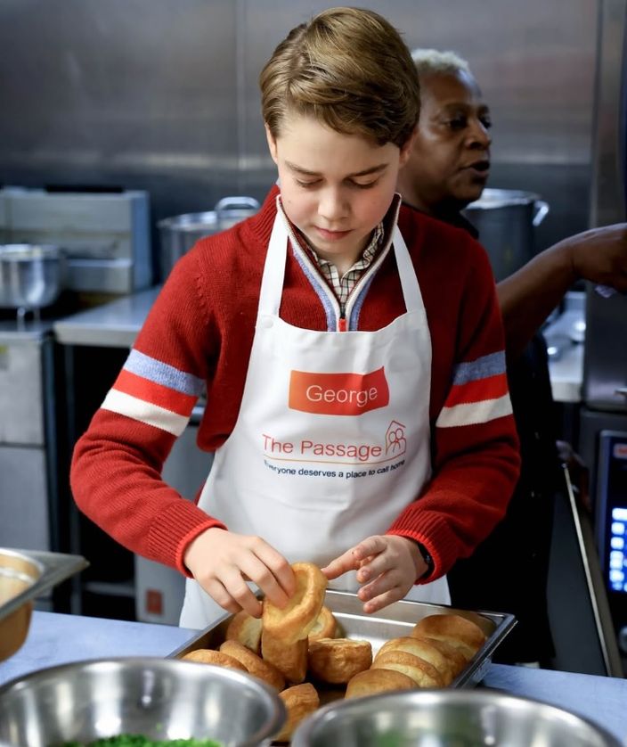 Prens William ve Oğlu Prens George, Evsizler için Noel Yemeği Hazırlıyor