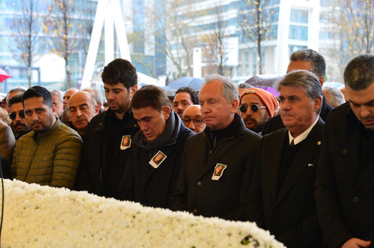 Yaşını bastırıp göğüs gerdi, ama uykudan uyandıramadı