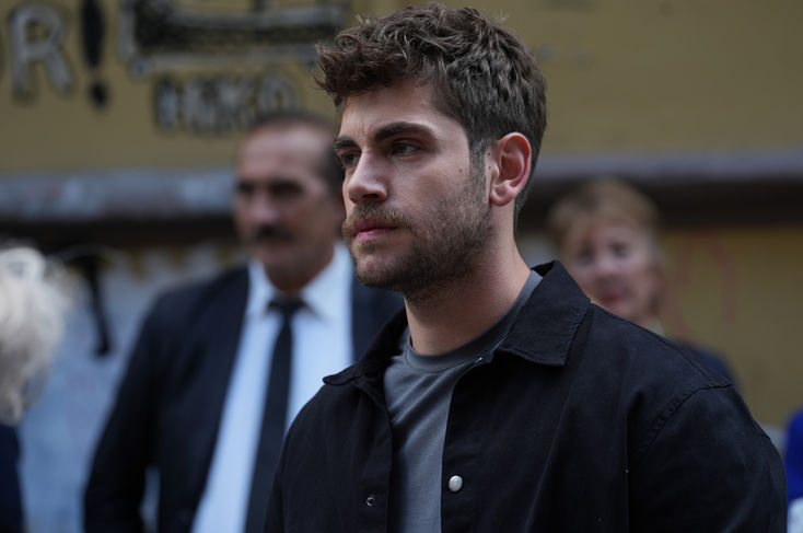 Emre Bey Efe'nin iç dünyasını derinden işittiği bir performans gösteriyor