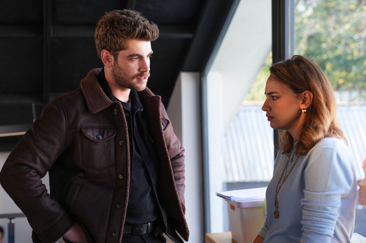 Emre Bey Efe karakterini живо оживляет, восторгаясь сюжетом сериала