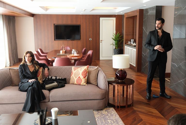 Rüya Gibi dördüncü bölümünde karmaşık ilişkiler ve sürprizler ekrana bağlandı