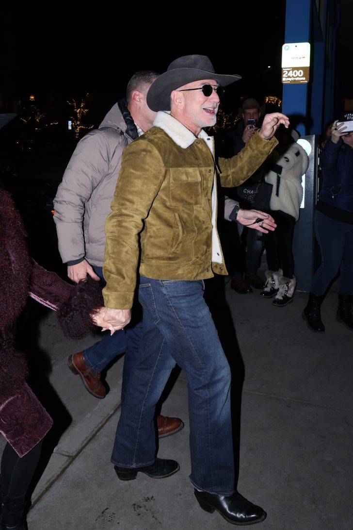 Kovboy şapkalı Bezos, eşiyle lüks tatilinde eğlenceli günler geçirdi