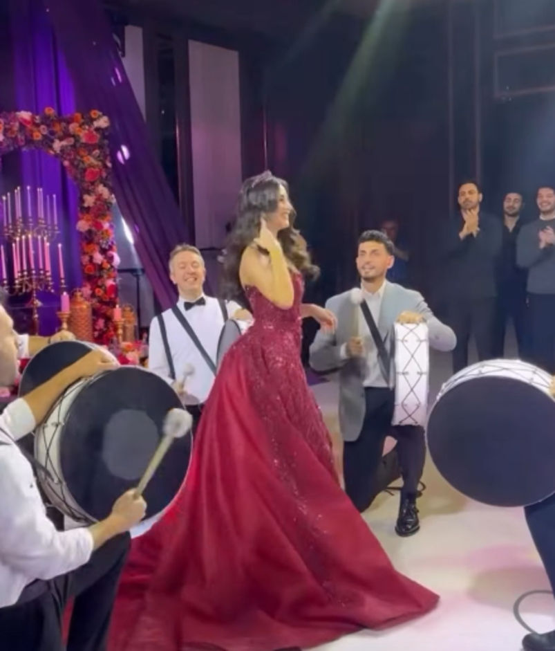 Neşe, gülüşmeler ve aşkla dolu bir kına gecesi!