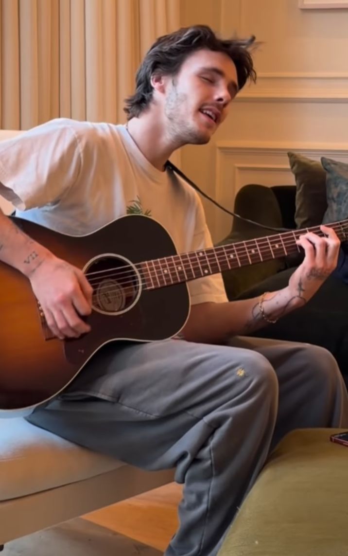 Gitar, ayaklar, keyifli anlar, aile, samimiyet, bakım