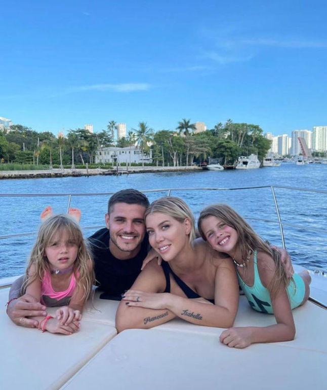 Mutluluk pozu, aile bir araya geldi, yeni yıl coşkusu