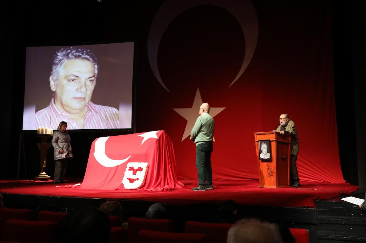 Sanatçı vedası, gözyaşları, tiyatro emekçisi, saygı duruşu