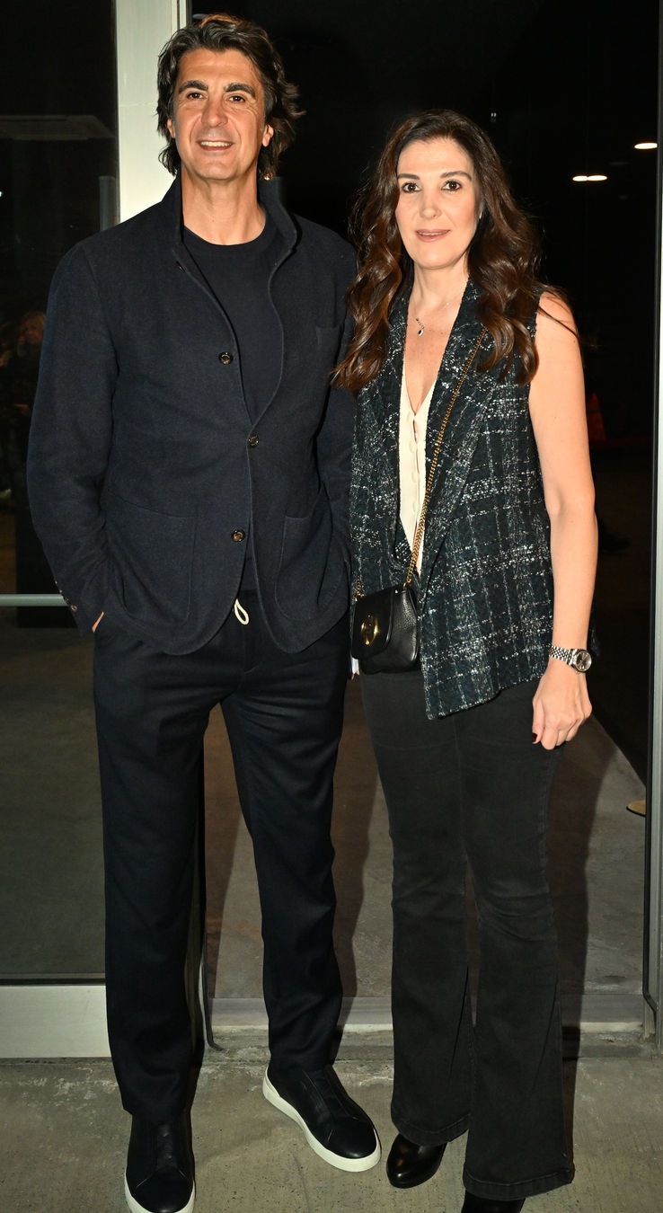 Sahne ışıkları, dostluk, müzik ve ünlü yüzler bir arada