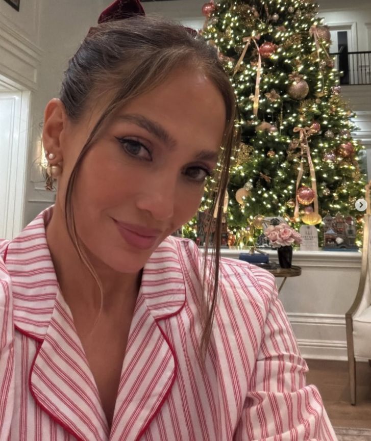 Samimi yılbaşı, aile sıcaklığı, kırmızı-beyaz pijamalar