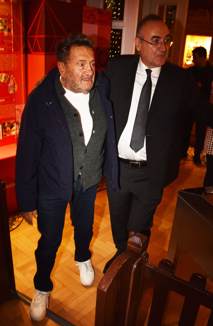 Minik bir oyuncu, annenin gözlerini taşıyor