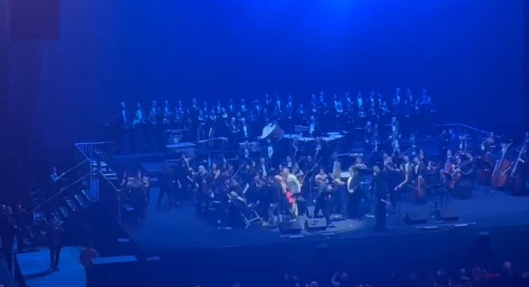 Aniden yere yığıldı, panik, ambulans, konser kesildi