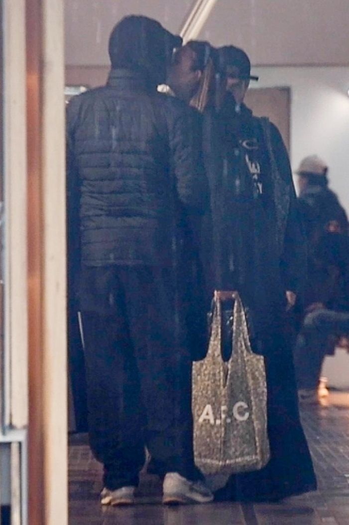 Aşkın rengi, Los Angeles'ta mağazada yakalandı